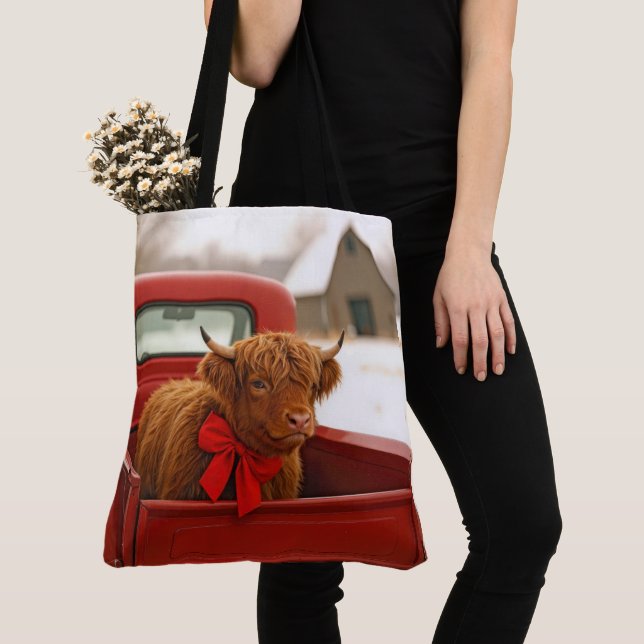 Bolsa Tote Christmas Highland Cow In Old Red Truck (Close Up)