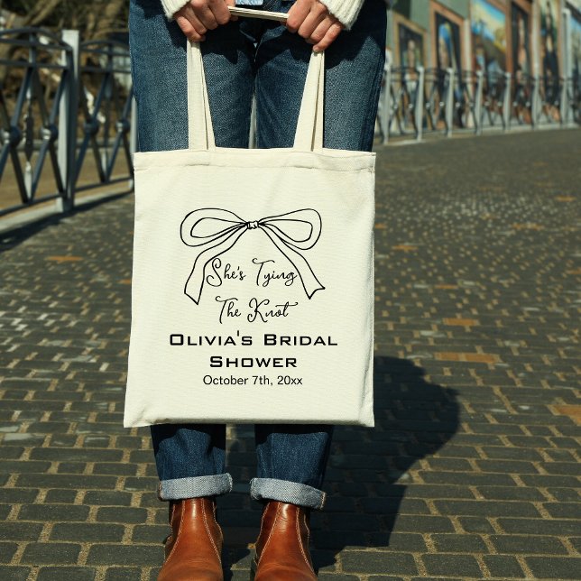 Bolsa Tote Chuva de Presentes de Noiva com Laço Preto (Black Bow She's Tying the Knot Bridal Shower Tote Bag)