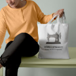 Bolsa Tote Cinza de taupe Máquinas de costura por safra<br><div class="desc">Saco de orçamento elegante para alfaiates,  costureiras,  designers de moda,  estilistas e muito mais apresentando uma ilustração de máquina de costura de safra em cores de cinza esticada com duas linhas de texto personalizado em branco. A cor da máquina de costura é editável!</div>