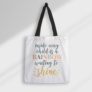 Bolsa Tote Citação Motivacional Infância em Casa Arco-íris