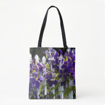 Clematite Roxa em Cerca Branca Floral