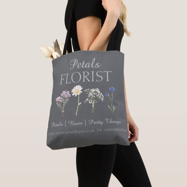 Bolsa Tote Cliente da boutique de flores moderna fazendo comp (Close Up)