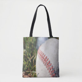 Bolsa Tote Close de uma bola de beisebol na grama
