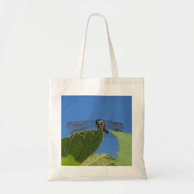 Bolsa Tote Close-up de uma libélula contra um céu azul brilha (Frente)