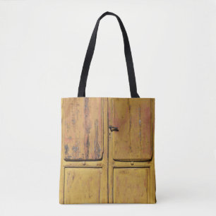 Bolsa Tote Closed brown wooden cabinet