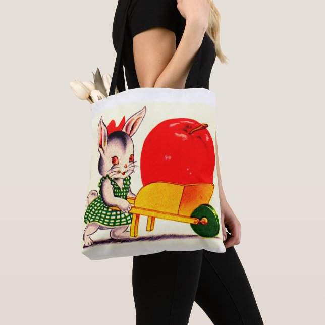 Bolsa Tote coelhinho empurrando carrinho com maçã grande (Close Up)