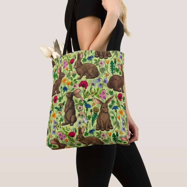 Bolsa Tote Coelhos e flores silvestres em verde de melada (Close Up)