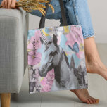 Bolsa Tote Colagem de Unicórnio Cor-de-rosa e azul<br><div class="desc">Adicione um toque balbucioso ao seu espaço com este design estético coquetel com um monocórnio majestoso contra um cenário sonhador de pintas e flores pastéis. A colagem retrô combina uma criatura mágica com elementos ousados, artísticos, criando um visual encantador. Perfeito para adicionar um encanto lúdico, mas sofisticado, este design melhora...</div>