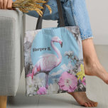 Bolsa Tote Colagem Flamingo Cor-de-Rosa<br><div class="desc">Este design retroinspirado apresenta um flamingo ousado, cor-de-rosa-pastel contra um pano de fundo azul brilhante, criando um sereno, mas impressionante contraste. Ao redor do flamingo, flores delicadas em tons de rosa, amarelo e branco evocam uma sensação sonhadora, vintage jardim, misturando a natureza e a pop sem esforço. Perfeito para amantes...</div>