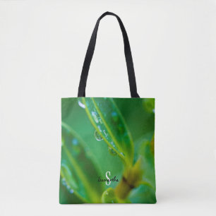Bolsa tote com gotas de chuva em folhas verdes
