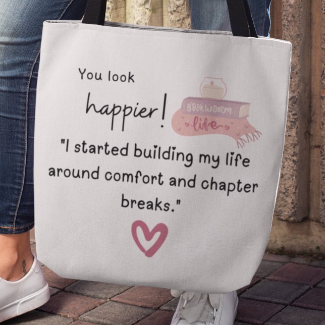Bolsa Tote "Comecei a construir minha vida em torno de capítu (You look happier! "I started building my life around comfort and chapter breaks" tote bag)