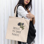 Bolsa Tote Confie no seu Rosa Negra Magnético<br><div class="desc">Botão Gótico e Vintage com ilustração de rosa preto com um texto que diz "confiança em sua magia."</div>
