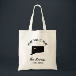 Bolsa Tote Connecticut Home Sweet Home Family Monograma<br><div class="desc">Mala de tote do Home Sweet Home da fazenda moderna personalizada com seu nome de família e cidade ou outro texto personalizado. Clique em Personalizar para mover o coração para qualquer local no mapa de estado e personalizar o texto. Bolsas personalizadas fazem um encantamento de casa ou um presente de...</div>