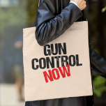 Bolsa Tote Controle de Armas Agora Reformam Armas Leis Políti<br><div class="desc">É hora de nosso governo aprovar leis e regulamentos mais fortes sobre armas para proteger nossos cidadãos e diminuir nossas taxas de crimes. Acredito em verificações de antecedentes, leis sensatas de armas e reforma de armas. Saco de tote político negado que lê Controle de Armas Agora para os cidadãos contra...</div>
