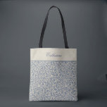 Bolsa Tote Cor damasco Azul Elegante com Texto Personalizado<br><div class="desc">Crie um bolsa especial personalizado que seja na moda e exclusivo. Esta design apresenta uma adorável cor damasco azul e bege com uma banda riscada bege correspondente na parte superior que pode ser personalizada com o seu nome ou outro texto desejado. Faz um presente maravilhoso para amigos, família, madrinhas ou...</div>