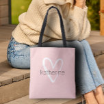 Bolsa Tote Coração Chic Personalizado - Cor-de-rosa-rosa<br><div class="desc">Este saco de totas cor-de-rosa é personalizado com o seu nome numa fonte simples sobre um grande coração branco. Ideal para você mesmo,  para suas damas de honra,  clube de livros,  presente de graduação,  presente de aniversário,  presente de professor ou qualquer ocasião. Mais cores em nossa loja.</div>