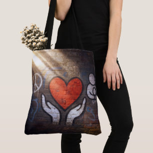 Bolsa Tote Coração Vermelho com Mãos Grafite em uma Parede de
