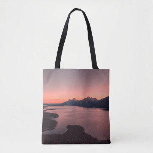 BOLSA TOTE CORPO DE ÁGUA PERTO DA MONTANHA DURANTE O SOL