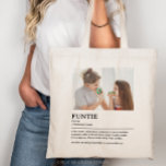 Bolsa Tote Cotação de Definição de Funções Personalizadas<br><div class="desc">Esta design de definição Funtie é a maneira perfeita de celebrar o vínculo especial que sua irmã compartilha com seu filho como "Tia Diversão". Esta design é algo que não só ilumina sua vida, como também captura a alegria e o amor únicos que ela traz à sua família. Seja para...</div>