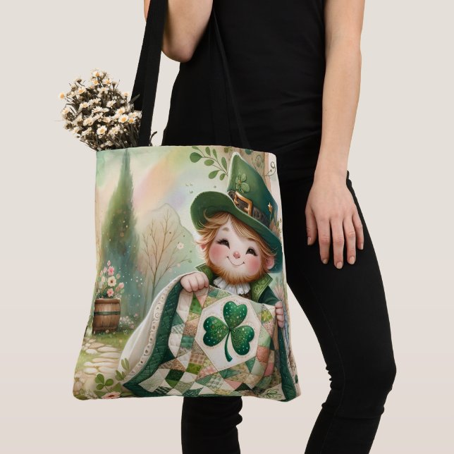 Bolsa Tote Cottage Leprechaun Patchwork Quilt Scene (Close Up)