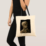 Bolsa Tote Crânio com cigarro queimado Vincent van Gogh Art<br><div class="desc">Vincent van Gogh (neerlandês, 1853-1890) Skull of a Skeleton with Burning Cigarette, 1885-86, Oil on canvas Unframed: 32 cm × 24, 5 cm (13 pol. × 9, 6 pol.) Trabalhos preparatórios de Vincent van Gogh. Essa pequena pintura faz parte da coleção permanente do Museu Van Gogh, em Amsterdã. Foi pintado...</div>