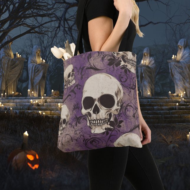 Bolsa Tote Crânios em fundo roxo / tema Halloween (Skulls in a purple background / Halloween theme Tote Bag)