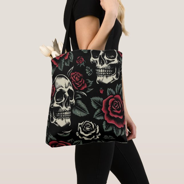 Bolsa Tote Crânios & Rosas Vermelhas Floral Gótico (Close Up)