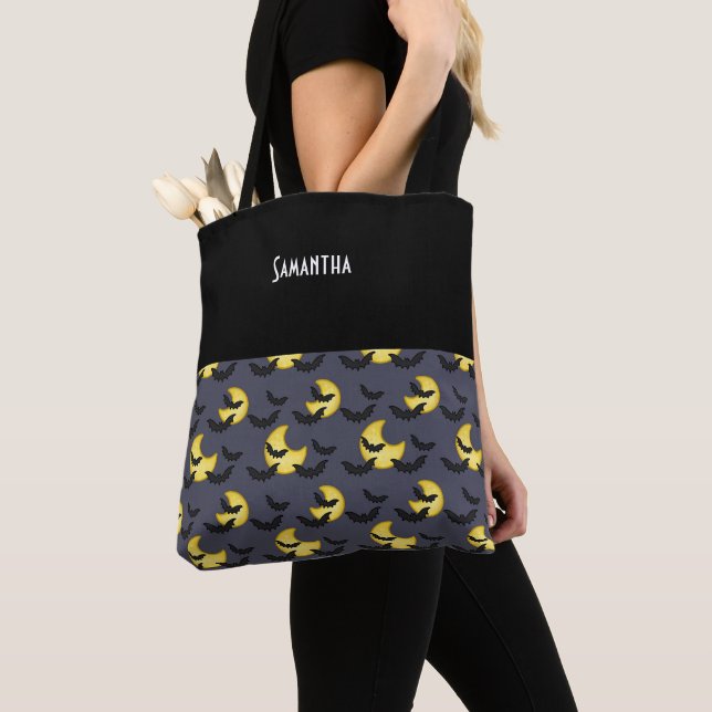 Bolsa Tote Crianças Negros de Halloween Batendo Lua Noite Voa (Close Up)