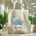 Bolsa Tote Crianças Personalizadas Do Dinossauro De Cinzas Az<br><div class="desc">Esta bolsa de tote das crianças apresenta uma ilustração fofa de um dinossauro azul cinza. Personalize com o nome do seu filho em letras negras. Faz uma bolsa de excelente!</div>