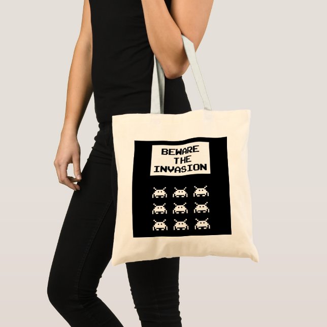 Bolsa Tote Cuidado com a invasão, geek design (Frente (produto))