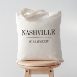 Bolsa Tote Data Numérica Romana e Boas-vindas ao Casamento da<br><div class="desc">Estas mochilas modernas minimalistas fazem presentes de excelente,  bolsas de boas-vindas ou favores. O design mínimo limpo apresenta a sua cidade de casamento e a data na moderna inscrição em serifa negra,  dividida por uma linha de solteiro. Sua data de casamento em números romanos adiciona um toque chic.</div>