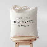 Bolsa Tote Data Numérica Romana, Nomes e Boas-vindas ao Casam<br><div class="desc">Estas mochilas modernas minimalistas fazem presentes de excelente,  bolsas de boas-vindas ou favores. O design mínimo limpo apresenta os seus nomes e a cidade do casamento em letras negras modernas. Sua data de casamento,  centrada em grandes números romanos,  acrescenta um toque chique e inesperado.</div>
