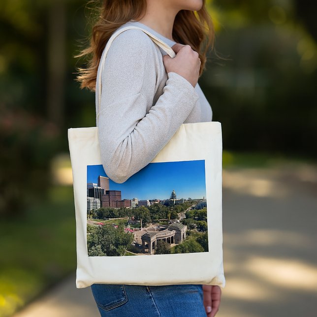 Bolsa Tote Denver Colorado Landscape Photo (A tote bag featuring a photograph of Denver, Colorado on a clear day.)