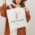 Bolsa Tote Desert Cactus Scottsdale Festa de solteira<br><div class="desc">Bem-vindos convidados para o fim de semana da solteira de destino com estas bonitinhas sacolas de tote personalizadas. Design apresenta uma ilustração empoeirada de cacto cor-de-rosa rosa, flanqueada por estrelas, com duas linhas de texto personalizado por baixo; mostrada com "Scottsdale Before the Veil". Adicione seu nome de evento curvo no...</div>