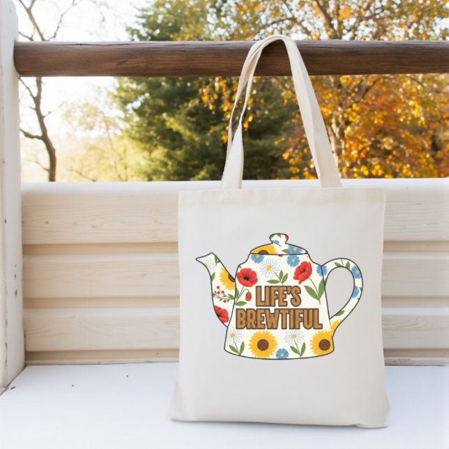 Bolsa Tote Design de beleza da vida do bule de retrô (A flowered cream teapot with teabag coloured words that spell 'Life's Brewtiful'.  )