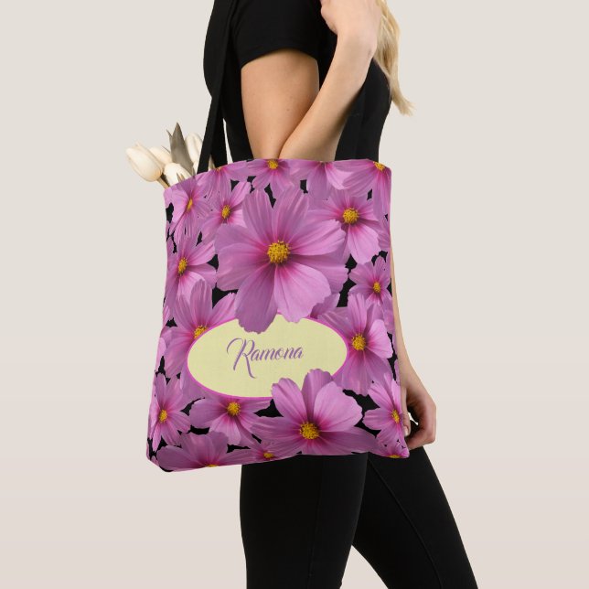 Bolsa Tote Design de Flor do Cosmos Roxo em um Fundo Preto (Close Up)