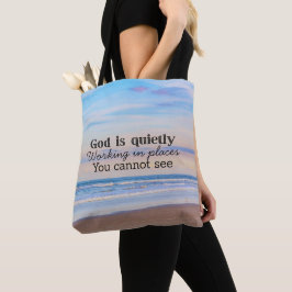 Bolsa Tote Deus está trabalhando tipografia cristã Bíblico