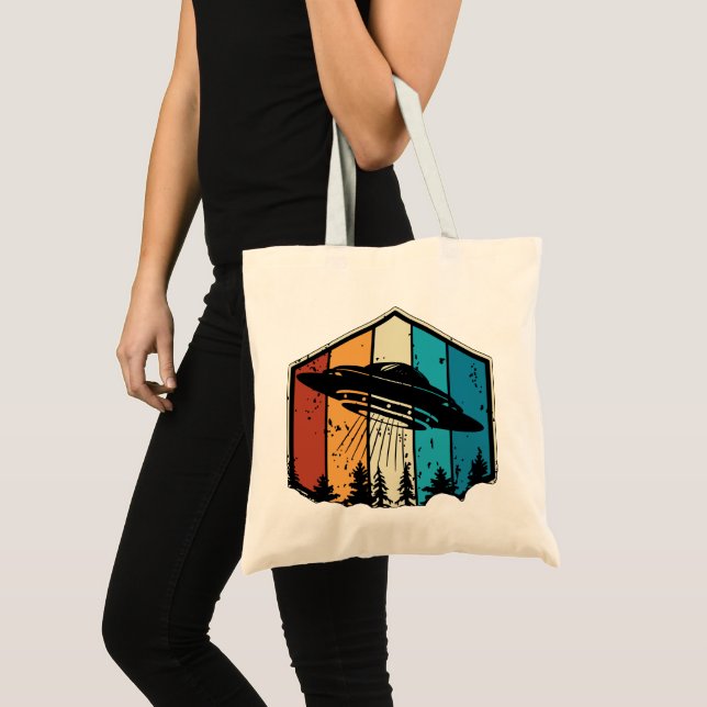 Bolsa Tote Devaneio Galáctico: OVNI Sobrevoa Floresta Retro (Frente (produto))