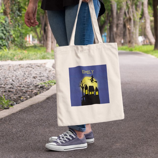 Bolsa Tote Dia das Bruxas Travessa ou Gostosuras Casa Assombr (Halloween haunted house witch moon trick or treat tote bag with spooky design.)