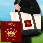 Bolsa Tote Diversão do Pickleball Queen Glam Monograma Nome D<br><div class="desc">Gal-de-Pickleball — Diversão Glitz Glam Diamantes Dourados em sua Coroa — ela será uma vencedora com esta bolsa especial de tote — realmente a torna a rainha do campo — Glamorosa com a coroa de ouro e apenas um pouco "acima" mas pronta para jogar seu jogo. Este é um presente...</div>