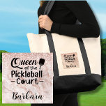 Bolsa Tote Diversão Pickleball Gal Queen da Corte<br><div class="desc">Sim, há uma rainha do campo de picleball em sua vida que realmente apreciaria esta bolsa especial de tote como presente. Sim — Rainha do Tribunal de Pickleball com muito brilho e brilho com um fundo de ouro rosa e personalizada com seu nome. Qualquer pergunta sobre design, envie um e-mail...</div>