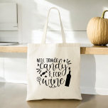 Bolsa Tote Doces comerciais para Dia de as Bruxas engraçado d<br><div class="desc">Celebre o Dia das Bruxas com uma reviravolta humorística usando a nossa bolsa de Dia de as Bruxas engraçado "Trade Candy for Wine"! Este bolsa lúdico apresenta um gráfico e uma frase divertida de baixo tom na tipografia da na moda, perfeita para aqueles que preferem um doce adulto. Produzido com...</div>