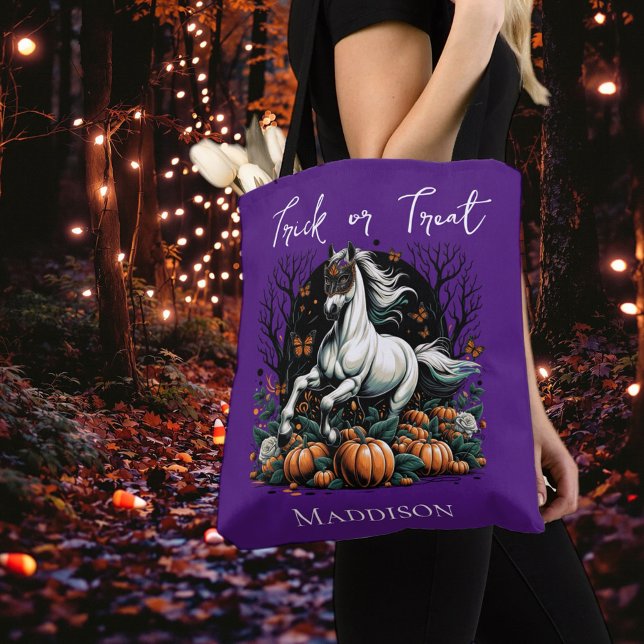Bolsa Tote Doces ou Travessuras (Get ready for spooky season with our equestrian funny Halloween merchandise!)