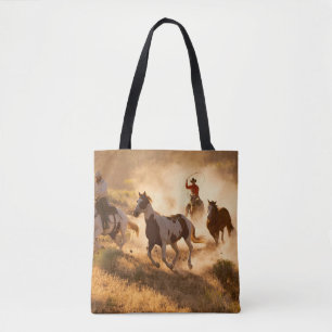 Bolsa Tote Dois cowboys ocidentais andando a cavalo, a papar 