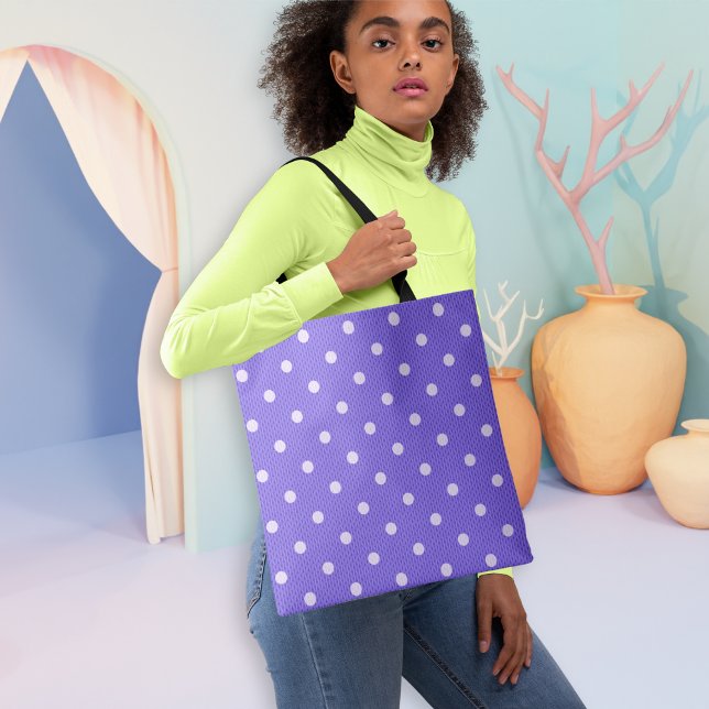 Bolsa Tote Dotty Delight Roxo (A woman holds a Dot Delight Tote Bag.)