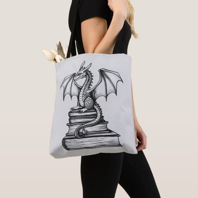 Bolsa Tote Dragão em Livros (Close Up)