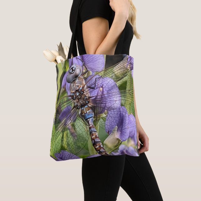 Bolsa Tote Dragonfly Darner de olhos azuis na Flor (Close Up)