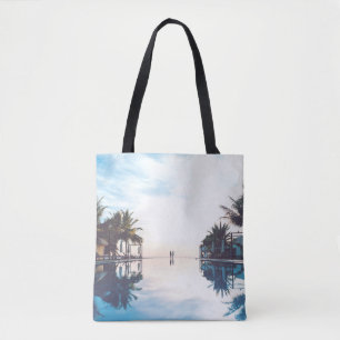 Bolsa Tote Duas pessoas ao lado da piscina de natação