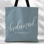 Bolsa Tote Dusty Blue Bridesmaid Script Moderno<br><div class="desc">Mostre seu apreço à sua festa noiva com esta na moda empoeirada, dama de honra azul. Apresentando um roteiro moderno e personalizável com o nome de sua dama de honra, este saco de tote é prático e elegante. A cor suave e o design chic tornam-no perfeito para o essencial do...</div>