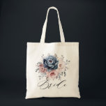 Bolsa Tote Dusty Blue Mauve Rosa rosa Slate Wedde Noiva<br><div class="desc">O saquinho de noiva de verão floral elegante e moderno apresenta um buquê de peônias de rosa aquoso em tons de ardósia, azul empoeirado, rosa poeirado, rosa empoeirado, mauve, sábio com folhas botânicas verdes e eucalipto. Por favor, encontre mais designs e variações na minha loja de "blisswedingpaperie". E fique à...</div>